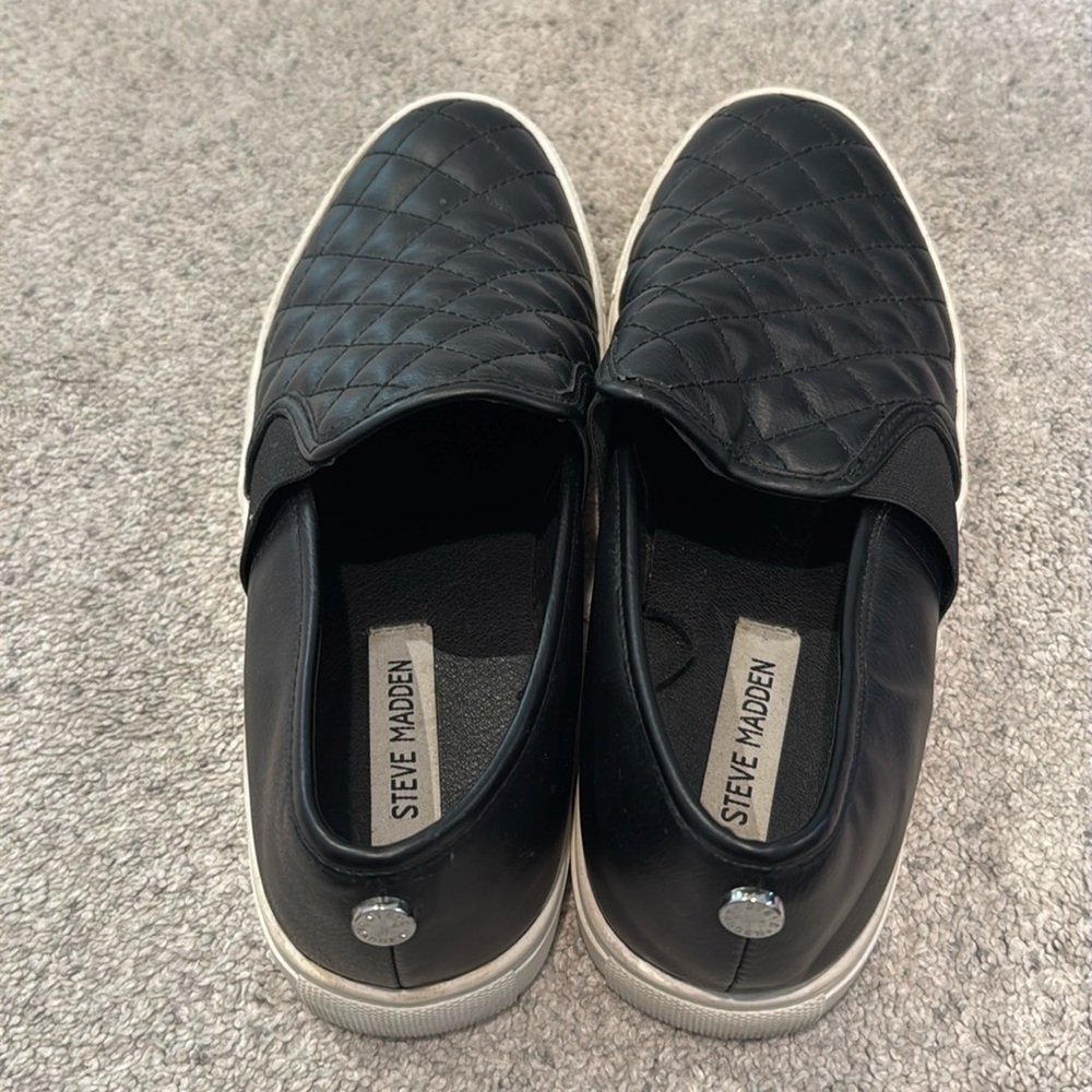 Steve Madden black slides